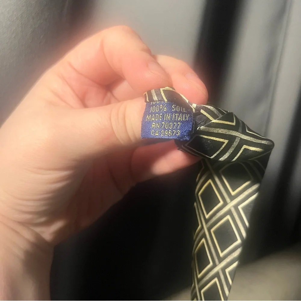 Geometric‎ Pattern Tie - Black and Gold